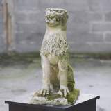 Lion, statue ancienne de jardin en pierre du XVIIè siècle
