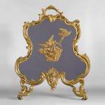 Pare étincelles ancien de style Louis XV en bronze doré à décor d'oiseaux et d'attributs musicaux