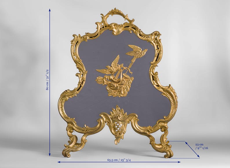Pare étincelles ancien de style Louis XV en bronze doré à décor d'oiseaux et d'attributs musicaux-7