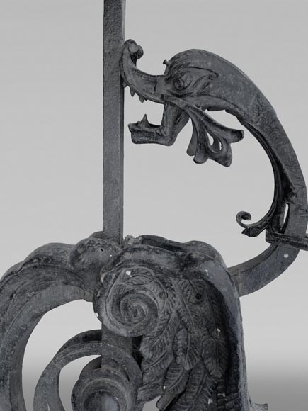 Potence en fer forgé à décor de chimère ailée-1