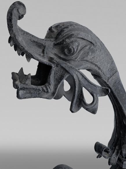 Potence en fer forgé à décor de chimère ailée-3