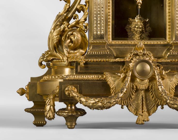 Importante pendule de style Louis XVI en bronze doré au masque solaire, époque Napoléon III-2