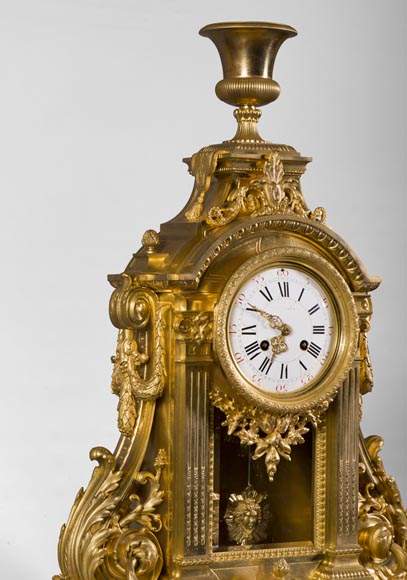 Importante pendule de style Louis XVI en bronze doré au masque solaire, époque Napoléon III-3
