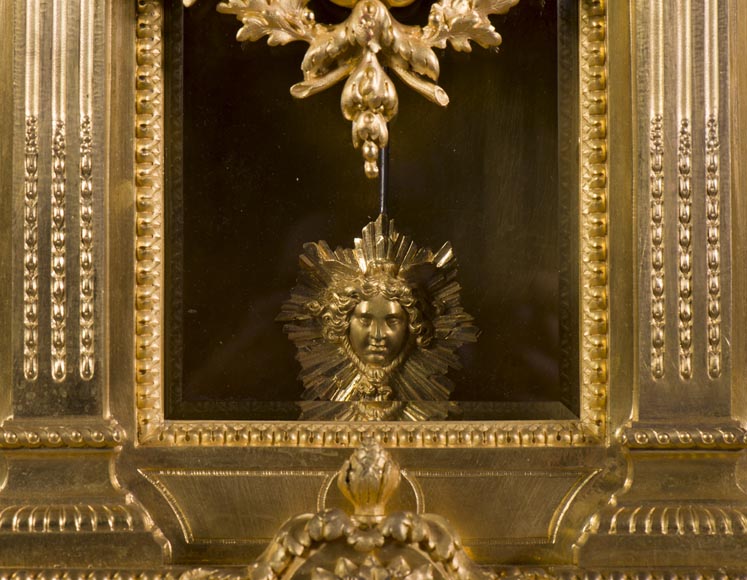 Importante pendule de style Louis XVI en bronze doré au masque solaire, époque Napoléon III-4