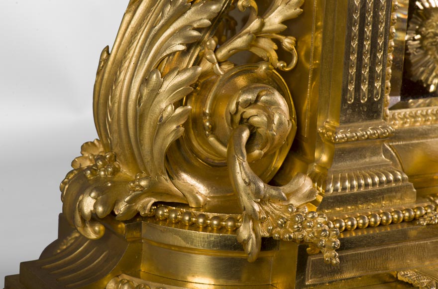Importante pendule de style Louis XVI en bronze doré au masque solaire, époque Napoléon III-7
