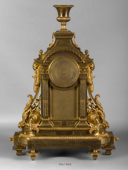 Importante pendule de style Louis XVI en bronze doré au masque solaire, époque Napoléon III-9