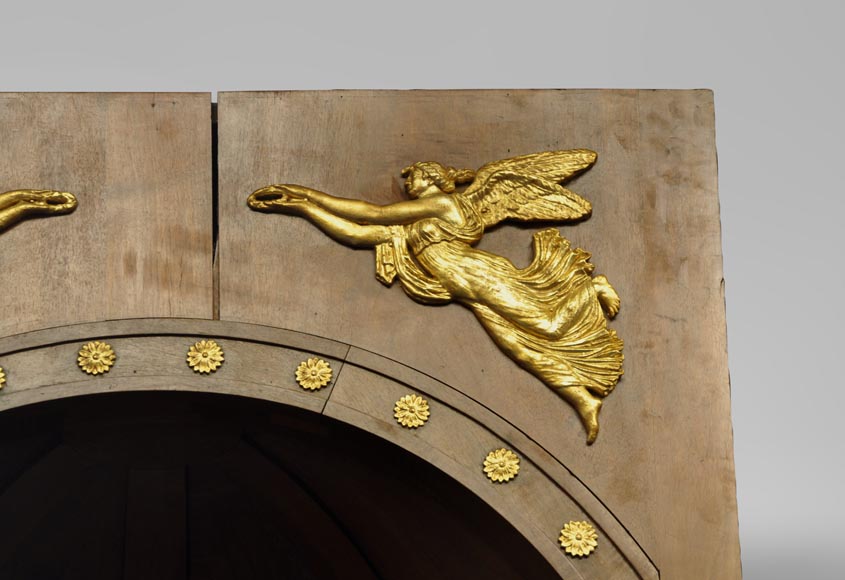 Paire d'alcôves en noyer et stuc doré de style Louis-Philippe à décor de Renommées-2