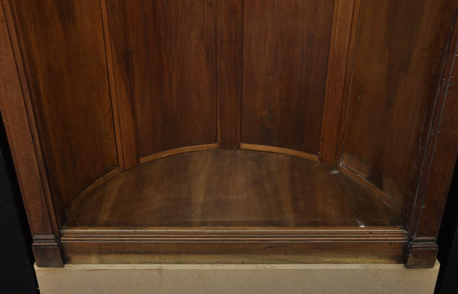 Paire d'alcôves en noyer et stuc doré de style Louis-Philippe à décor de Renommées-5