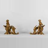 Paire de chenets de style Louis XV en bronze doré à décor d'enfants dans les vignes