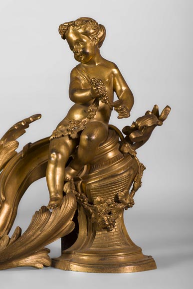 Paire de chenets de style Louis XV en bronze doré à décor d'enfants dans les vignes-2