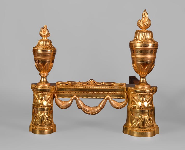Belle paire de chenets en bronze de style Napoléon III aux trophées militaires -1