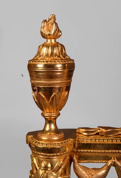 Belle paire de chenets en bronze de style Napoléon III aux trophées militaires -3