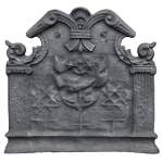 Plaque de cheminée ancienne à décor armorié avec une épée et deux étoiles, deux pilastres ioniques et motif de cuir découpé, fin du XVIIè siècle