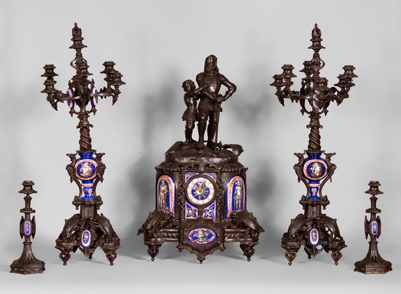 Importante garniture de cheminée 5 pièces de style Troubadour, fonte de fer et Porcelaine de Paris-0
