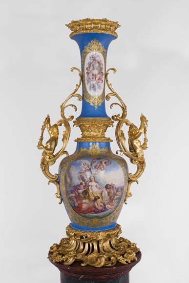 Vase monumental d'époque Napoléon III en Porcelaine de Paris au Triomphe de Vénus avec son importante monture de bronze doré aux espagnolettes-1