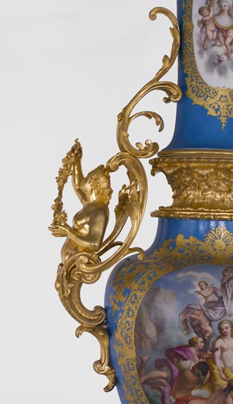 Vase monumental d'époque Napoléon III en Porcelaine de Paris au Triomphe de Vénus avec son importante monture de bronze doré aux espagnolettes-13