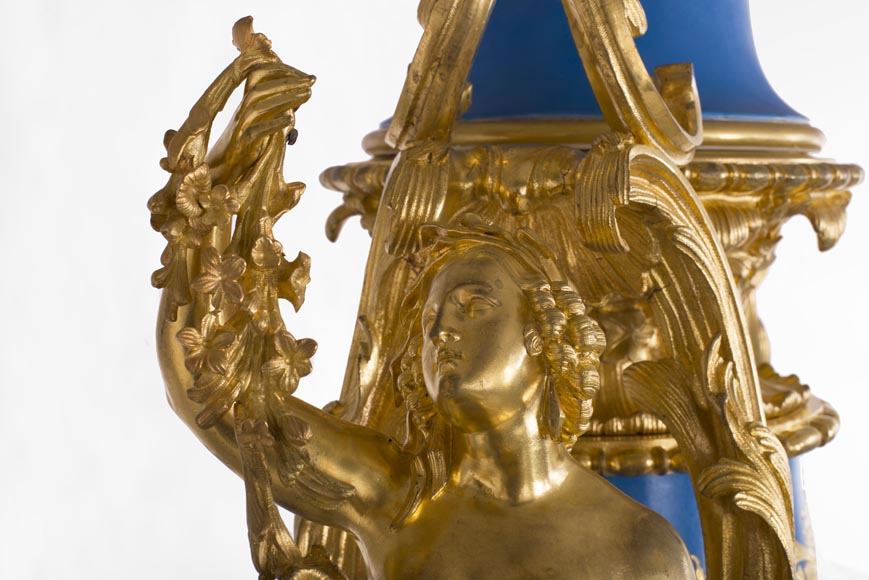 Vase monumental d'époque Napoléon III en Porcelaine de Paris au Triomphe de Vénus avec son importante monture de bronze doré aux espagnolettes-14