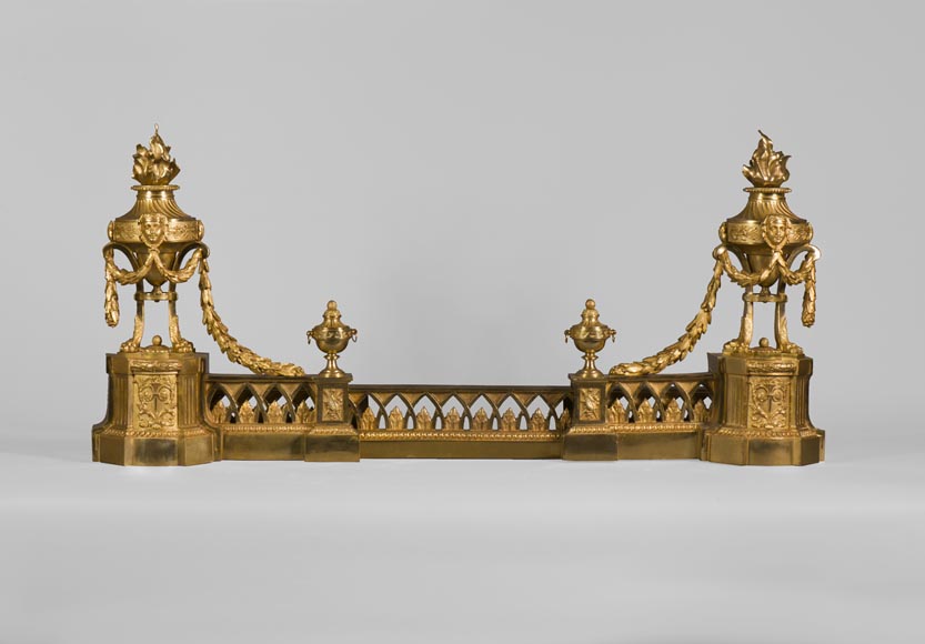 Barre de chenets ancienne de style Louis XVI à décor d'urnes enflammées en bronze doré-1