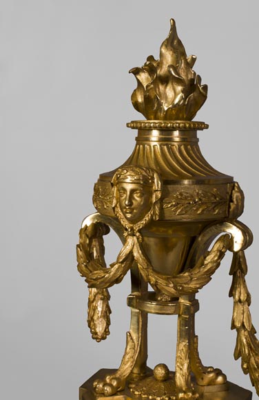 Barre de chenets ancienne de style Louis XVI à décor d'urnes enflammées en bronze doré-3