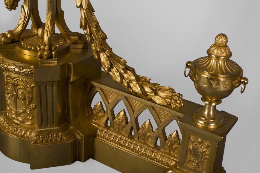 Barre de chenets ancienne de style Louis XVI à décor d'urnes enflammées en bronze doré-5