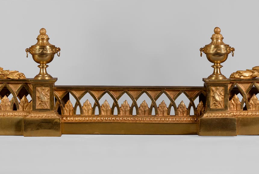 Barre de chenets ancienne de style Louis XVI à décor d'urnes enflammées en bronze doré-7