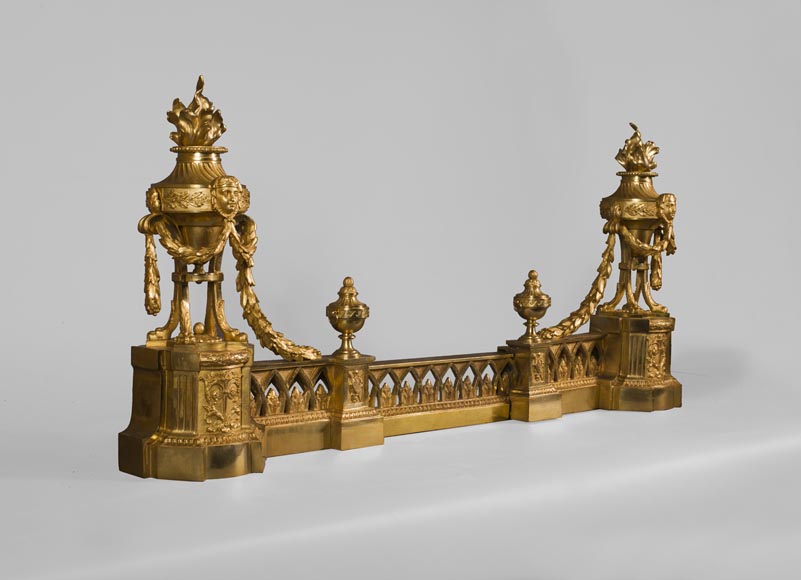 Barre de chenets ancienne de style Louis XVI à décor d'urnes enflammées en bronze doré-8
