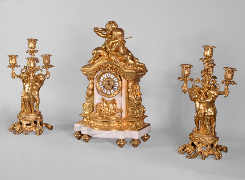 Maison DENIERE - Garniture de cheminée de style Napoléon III, en marbre et bronze doré, à décor d'enfants-1