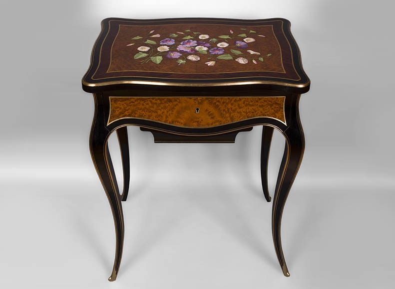 Julien-Nicolas RIVART (1802-1867) - Table à ouvrage à décor de campanules blanches et mauves en marqueterie de porcelaine-0