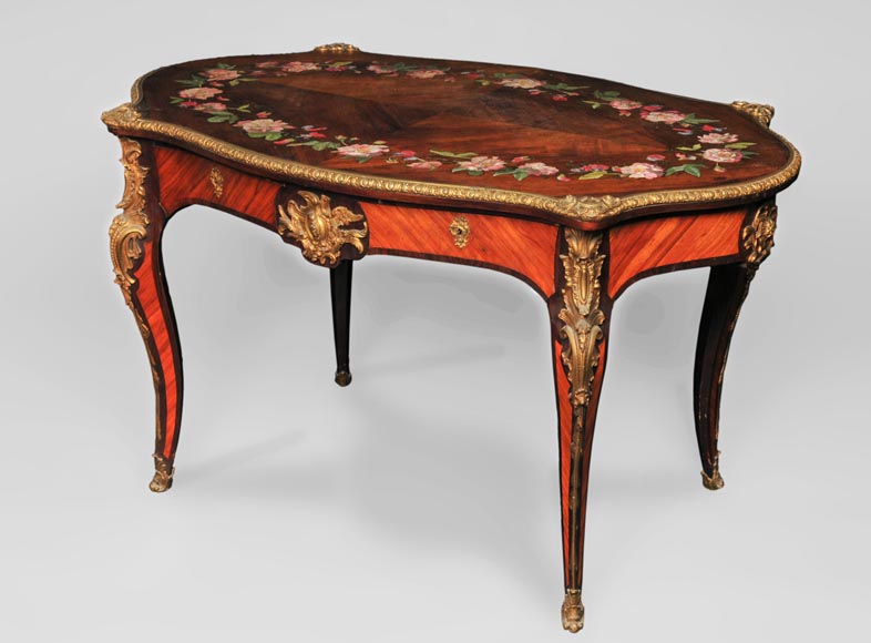 Julien-Nicolas RIVART (1802-1867) - Table en bois de rose de style Louis XV à décor de couronne de pivoines en marqueterie de porcelaine -1