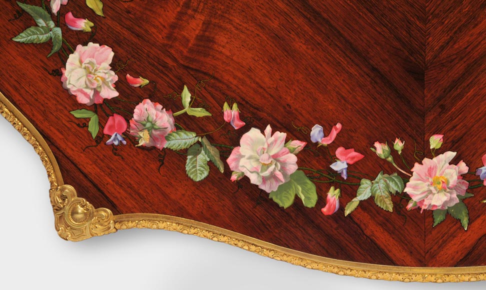 Julien-Nicolas RIVART (1802-1867) - Table en bois de rose de style Louis XV à décor de couronne de pivoines en marqueterie de porcelaine -4