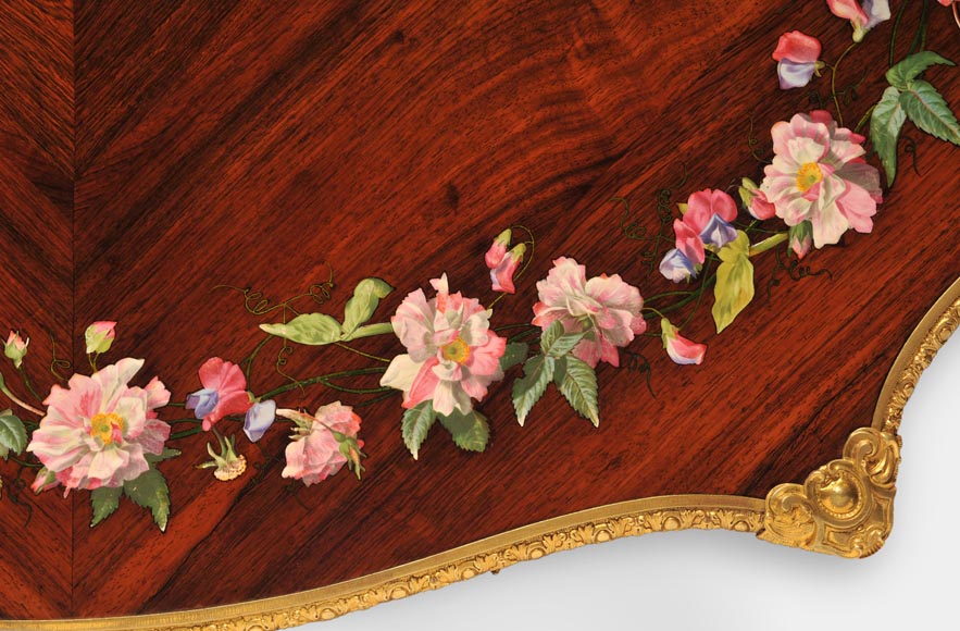 Julien-Nicolas RIVART (1802-1867) - Table en bois de rose de style Louis XV à décor de couronne de pivoines en marqueterie de porcelaine -5