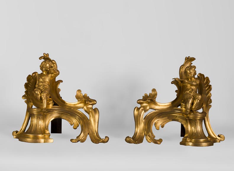 Superbe paire de chenets en bronze doré d'époque Louis XV aux putti soufflant des bulles de savon, dorure d'origine-0