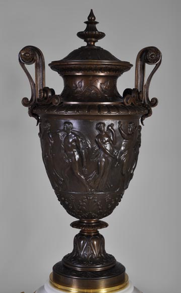 Importante pendule double face de style Napoléon III en marbre statuaire et bronze-2