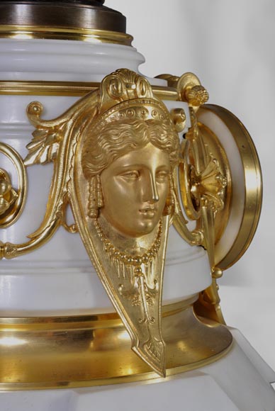 Importante pendule double face de style Napoléon III en marbre statuaire et bronze-6