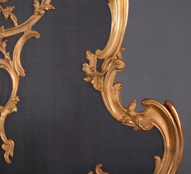 Beau pare-etincelles ancien en bronze doré de style Louis XV-4