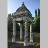 Dais de fontaine monumental en pierre sculptée d'après la fontaine du Château du Prince Noir près de Bordeaux