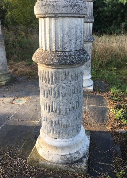 Dais de fontaine monumental en pierre sculptée d'après la fontaine du Château du Prince Noir près de Bordeaux-6