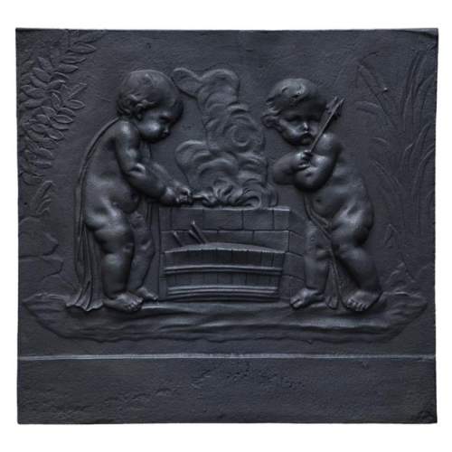 Putti forgeant les flèches de Cupidon, plaque de cheminée ancienne