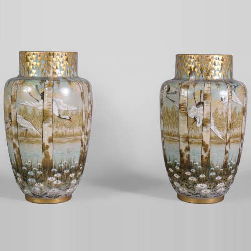 Manufacture KELLER & GUERIN à Lunéville - Paire de vases à décor de cigognes en vol dans un paysage lacustre