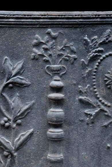 Importante plaque de cheminée ancienne aux Colonnes d'Hercule et branches de laurier de style Louis XVI-3