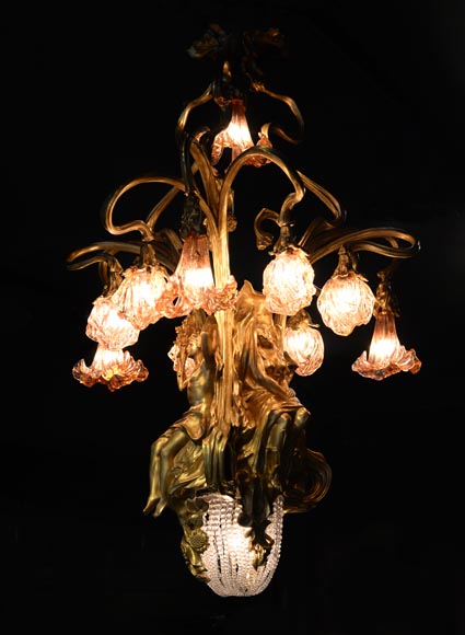 Beau lustre ancien de style Art Nouveau en bronze doré et verre moulé aux corps alanguis et aux neuf bras de lumière -1