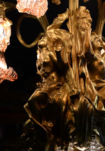 Beau lustre ancien de style Art Nouveau en bronze doré et verre moulé aux corps alanguis et aux neuf bras de lumière -4
