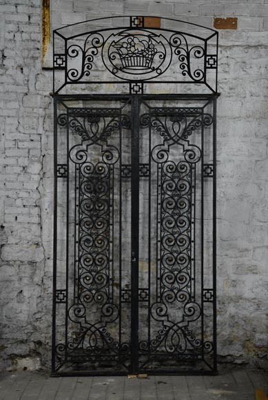 Ancienne porte Art Déco en fer forgé au panier de fruits, années 1930-0