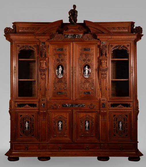  MAZAROZ-RIBAILLIER & SOYER Théophile — Important cabinet de présentation de style Néo-Renaissance en noyer sculpté, à émaux peints-0
