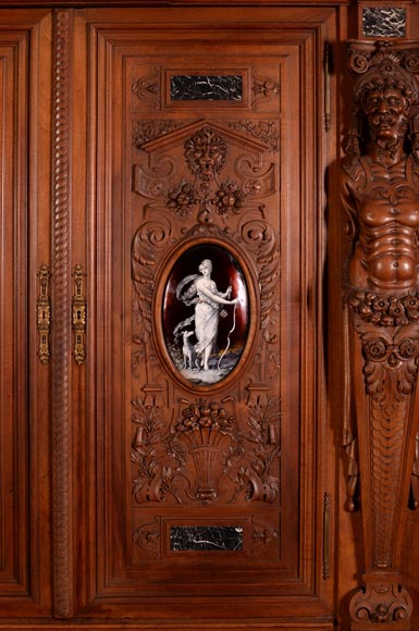  MAZAROZ-RIBAILLIER & SOYER Théophile — Important cabinet de présentation de style Néo-Renaissance en noyer sculpté, à émaux peints-1