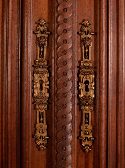  MAZAROZ-RIBAILLIER & SOYER Théophile — Important cabinet de présentation de style Néo-Renaissance en noyer sculpté, à émaux peints-16