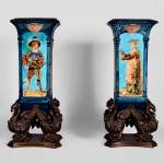 Paire de vases cornets en faïence de style Néo-renaissance à monture de griffons en bronze à patine brune