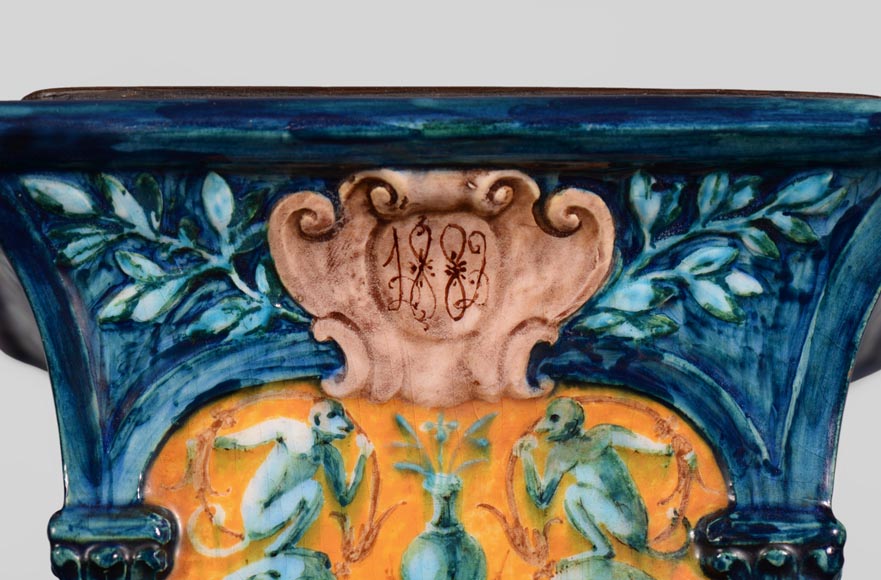 Paire de vases cornets en faïence de style Néo-renaissance à monture de griffons en bronze à patine brune-8