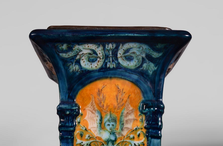 Paire de vases cornets en faïence de style Néo-renaissance à monture de griffons en bronze à patine brune-11
