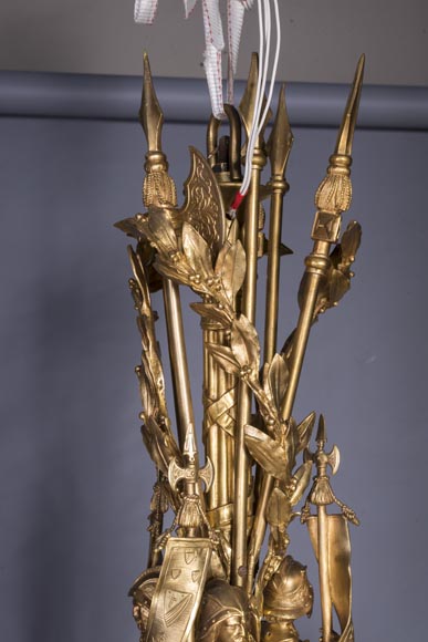 Jean-François-Théodore GECHTER (1795–1844 ) & Nicolas-Germain CHARPENTIER (1807–1864), Ensemble comprenant un lustre et une paire d’appliques aux porte-étendards et trophées-14